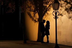 ai generiert Silhouette von ein liebend Paar gegen das Hintergrund von ein Straße Lampe, ein Paar Schatten verschmelzen in einer unter ein romantisch Strassenlicht, ai generiert foto