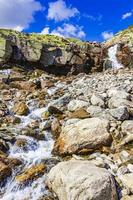 erstaunliche norwegische landschaft mit wunderschönem flusswasserfall in vang norwegen foto