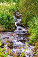 Fließendes Wasser eines kleinen Baches oder Wasserfalls, vang, norwegen foto