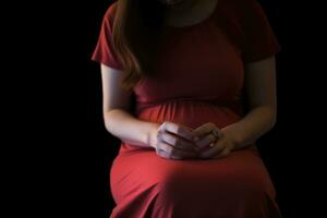ai generiert schwanger Frau im rot Kleid auf schwarz Hintergrund, Nahaufnahme, abgeschnitten Bild von ein Frau halten ein Schwangerschaft Prüfung auf ihr Knie, ai generiert foto