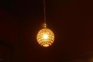 Glühbirne mit Rattanabdeckung foto
