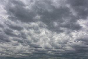 schwarzer regen abstrakte kraft dunkle wolke foto