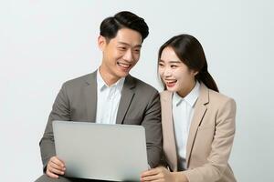 ai generiert glücklich jung asiatisch co Arbeiter halten und suchen beim Laptop auf Weiß isoliert Hintergrund foto