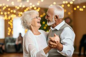 ai generiert glücklich im Ruhestand Paar Tanzen auf Hochzeit foto