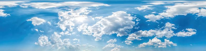 blauer Himmel mit leichten Wolken nahtloses Panorama im sphärischen äquirektangulären Format mit komplettem Zenit für den Einsatz in 3D-Grafiken, Spielen und für Composites in Luftdrohne 360-Grad-Panoramen als Himmelskuppel