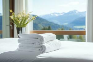 ai generiert ein Stapel von Weiß Handtücher auf ein Bett im ein Hotel Zimmer, gegen das Hintergrund von ein Panorama- Fenster mit Blick auf Grün alpin Wiesen foto