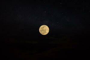 voll Mond mit Star im das dunkel Nacht. foto
