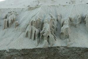 Schicht von Sand beim das Strand. foto
