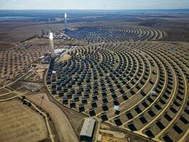 Antenne Aussicht von das Solar- Leistung Türme ps10 und ps20 im sanlucar la Bürgermeister, Sevilla. Spaniens atemberaubend Solar- Energie Pflanze. konzentriert Solar- Leistung Pflanze. verlängerbar Energie. Grün Energie. foto