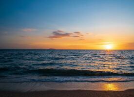 Landschaft Horizont Standpunkt Panorama Sommer- Meer Strand niemand Wind Welle cool Urlaub Ruhe Küsten Sonnenuntergang Himmel Licht Orange golden Abend Tag Zeit aussehen Ruhe Natur tropisch schön Ozean Wasser Reise foto