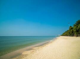 schön Landschaft Sommer- Panorama Vorderseite Standpunkt tropisch Meer Strand Weiß Sand sauber und Blau Himmel Hintergrund Ruhe Natur Ozean schön Welle Wasser Reise beim sai Kaew Strand Thailand Chonburi foto