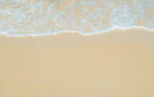 schön Horizont Landschaft Sommer- Panorama Vorderseite Aussicht Punkt tropisch Meer Strand Weiß Sand sauber und Blau Himmel Hintergrund Ruhe Natur Ozean schön Welle Wasser Reise beim sai Kaew Strand Thailand foto