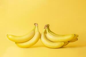 Bananen auf ein Gelb Hintergrund. Früchte, gesund Lebensmittel. foto