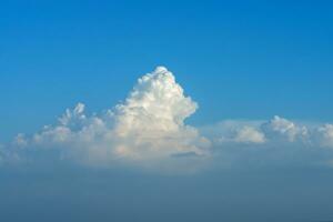 Blau Himmel mit Weiß Wolke. foto