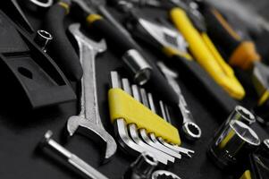 viele anders Werkzeuge zum Reparatur Arbeit auf ein schwarz Hintergrund. foto