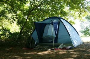 klein Camping im ein Grün Wald. foto
