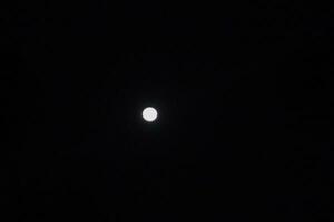 Mond Licht auf dunkel Himmel Bild. foto