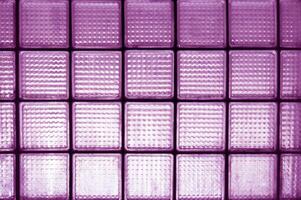 violett Oberflächen schmutzig Glas Block Mauer zum bewirken Hintergrund. foto
