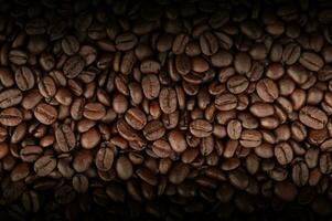 Mischung von anders Arten von frisch geröstet braun Kaffee Bohnen im dunkel Töne foto