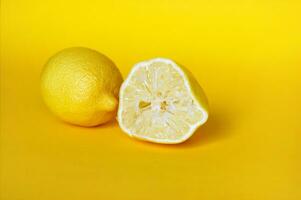 frisch Zitronen isoliert auf ein Gelb Hintergrund. foto