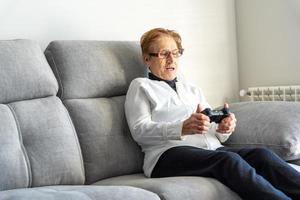 fröhliche ältere Frau, die Videospiel spielt