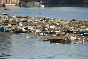 ai generiert das Fluss ist verschmutzt mit Plastik und Müll. neural Netzwerk ai generiert foto