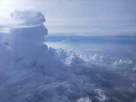 Foto von ein Wolke Landschaft Aussicht von das Flugzeug