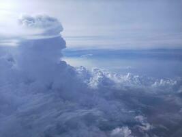 Foto von ein Wolke Landschaft Aussicht von das Flugzeug
