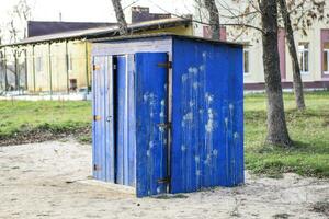 Öffentlichkeit Toilette im ein Straße Park. Blau hölzern Toilette, Toilette. foto