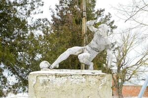 Monument zu das Fußball Spieler in der Nähe von das Stadion im das Siedlung von Elite krasnodar krai. foto