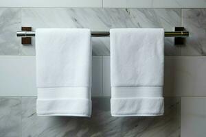 ai generiert Badezimmer Eleganz Weiß Handtuch hängend im ein Marmor gefliest Mauer Badezimmer foto