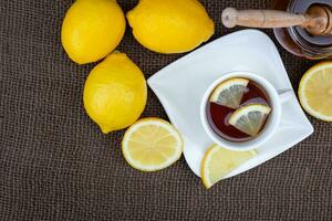 Tasse von Tee mit Honig und Zitrone. foto