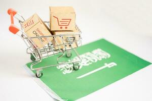Box mit Einkaufen online Wagen Logo und Saudi Arabien Flagge, importieren Export Handel Finanzen Lieferung handeln. foto