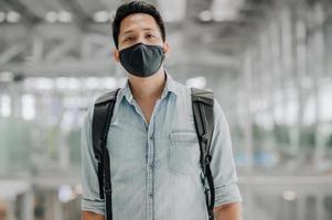 asiatischer Mann mit Gesichtsmaske, der in die Kamera schaut foto