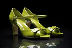 ai generiert Limette Grün weiblich Schuhe auf schwarz Hintergrund foto
