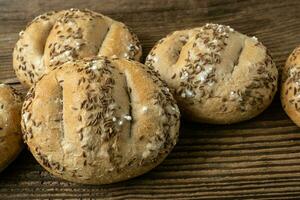 Brot Rollen bestreut mit Salz- und Kümmel. Bäckerei Sortiment von Brot. foto