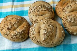 Brot Rollen bestreut mit Salz- und Kümmel foto