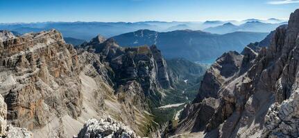 Panorama- Aussicht von berühmt Dolomiten Berg Spitzen, Brenta. Trentino, Italien foto
