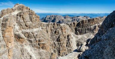 Panorama- Aussicht von berühmt Dolomiten Berg Spitzen, Brenta. Trentino, Italien foto