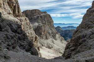 Blick auf die Berggipfel der Brenta-Dolomiten. Trentino, Italien foto