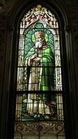 ai generiert st Patrick befleckt Glas Fenster foto