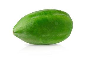 ganze grüne Papaya isoliert mit Beschneidungspfad auf weißem Hintergrund. vegetarisches Lebensmittelkonzept.