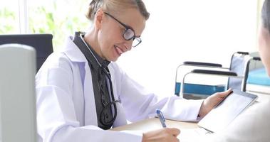 Arzttreffen und Erklärung der Medikamente für die Patientin in seinem Büro in Krankenhäusern foto