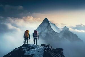 ai generiert schneebedeckt nebelig Berg Kletterer, 2 Kletterer steigen zu das oben von schneebedeckt Berg, wandern, ai generativ foto