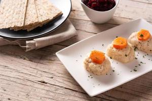 traditioneller jüdischer gefilte fisch foto