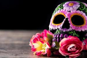 typisch mexikanische Totenkopfkatrina und Blumendiadem foto