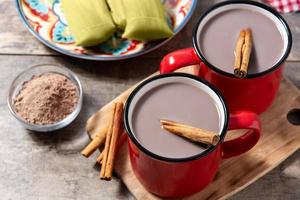 traditionelles mexikanisches Schokoladen-Atole-Getränk foto