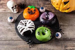 verschiedene halloween donuts foto