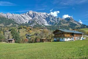 herbstlich Landschaft mit Aussicht zu hochkönig Berg im salzburger Land, Österreich foto