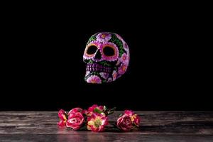 typisches mexikanisches Totenkopf- und Blumendiadem foto